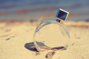 Un perfume metido en la arena de la playa.