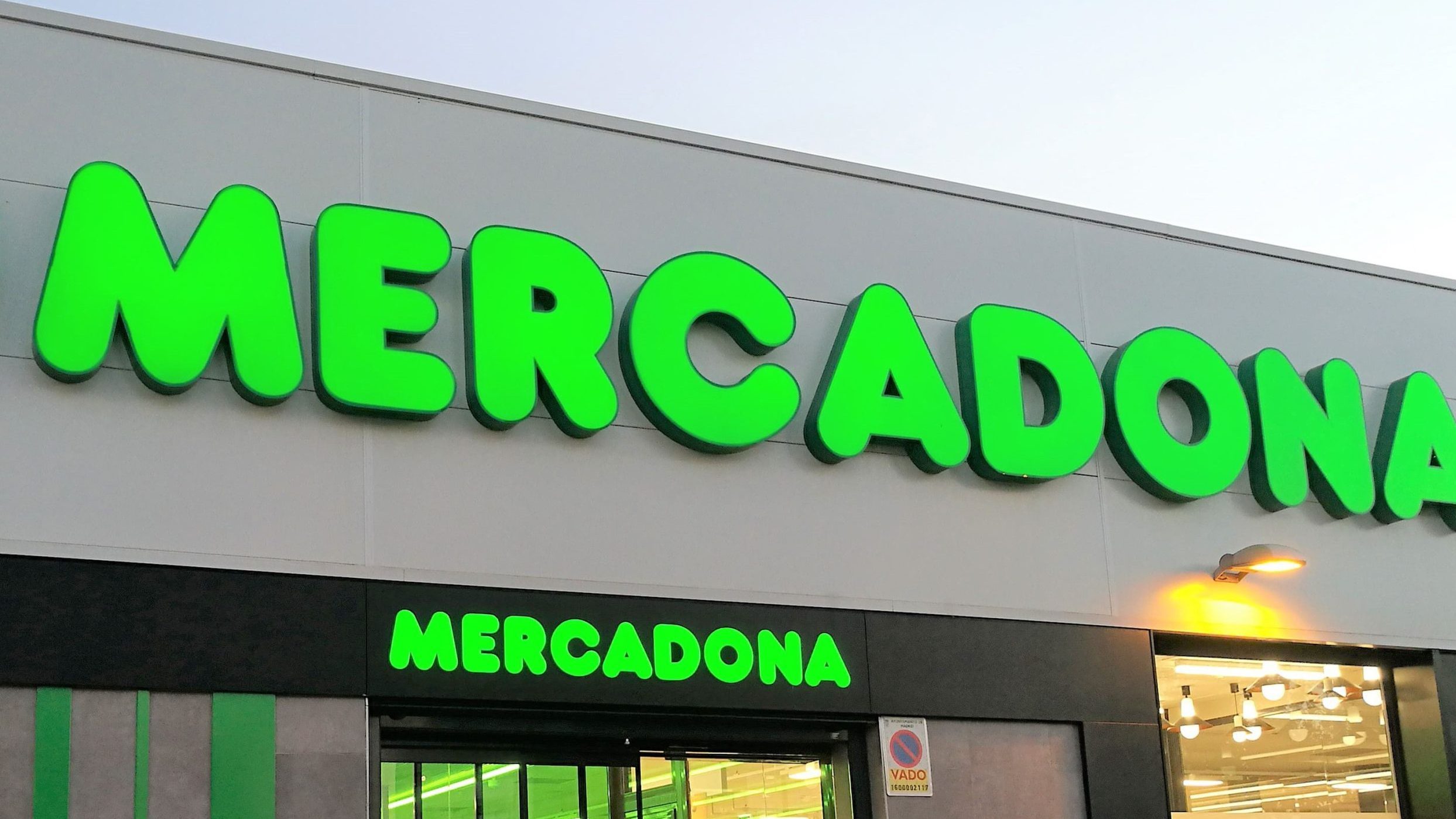 Exteriores de uno de los numeros locales del supermercados de Mercadona.