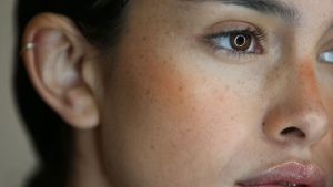 Cómo maquillar las falsas pecas.