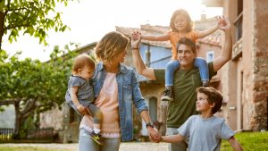 Una familia numerosa. permiso de paternidad