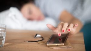 La OCU advierte del riesgo del timo de la doble llamada.