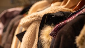 Varios abrigos colgados en el armario