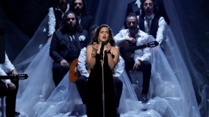 Rosalía interpretando 'Se nos rompió el amor' de Rocío Jurado