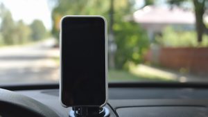 cargar móvil en el coche