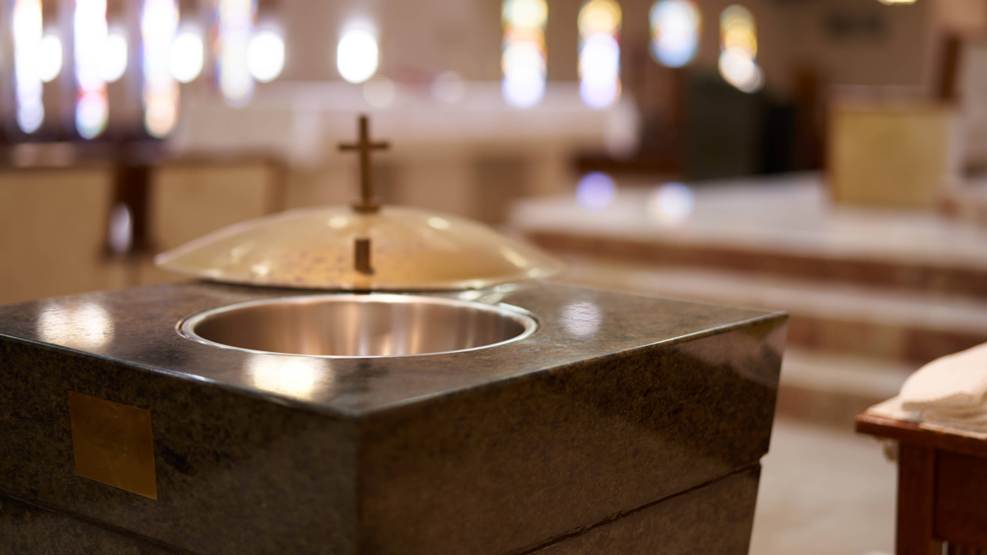 El Vaticano aprueba que las personas trans sean bautizadas