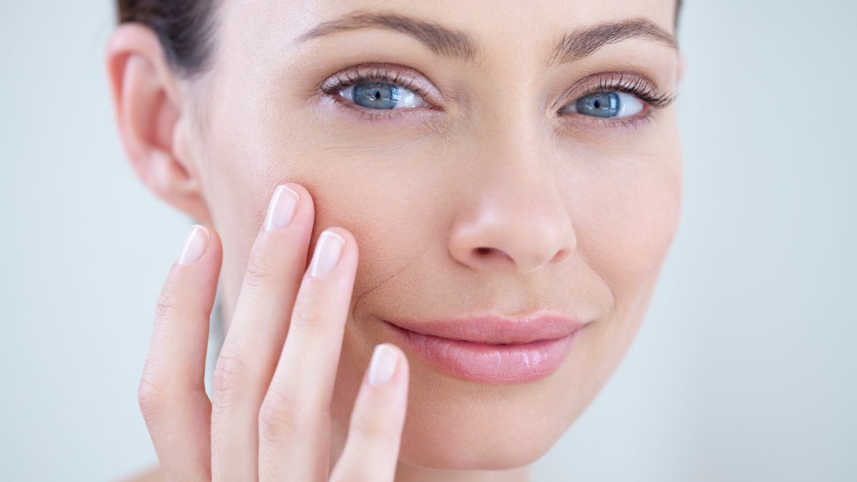 Mujer cuidando su piel (Cecile Lavabre)