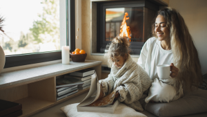 Madre y su hija disfrutando del calor de sus casas en invierno. (Getty: Oleg Breslavtsev)