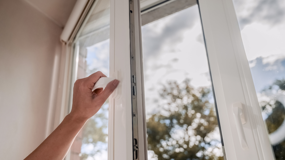 Persona abriendo una ventana en invierno en su casa. (Getty: Marina Gordejeva)