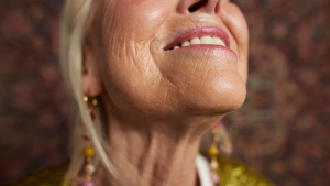 Mujer enseñando sus facciones. (Créditos: Klaus Vedfelt)