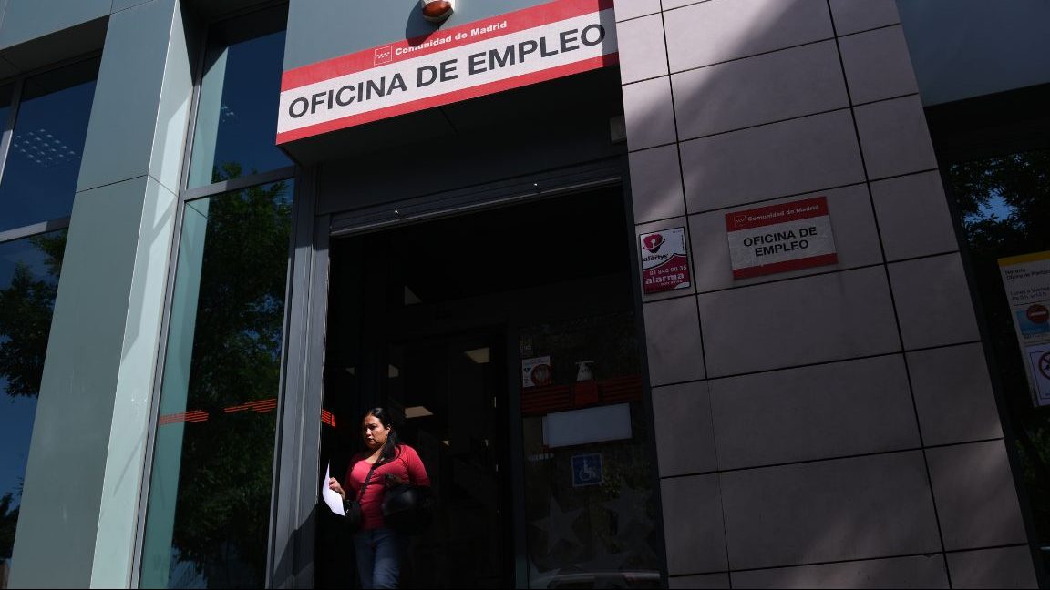 Mujer saliendo de una oficina de SEPE en Madrid (Fernando Sanchez - Europa Press)
