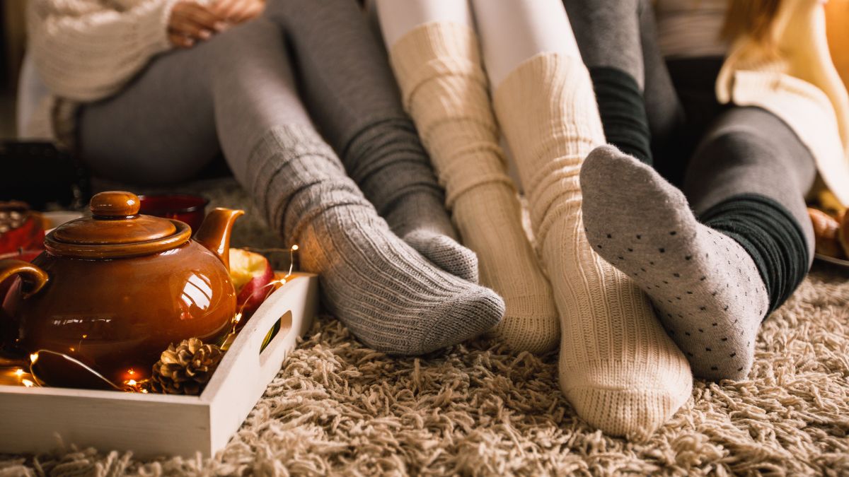 Personas descansando en invierno sobre una alfombra. (Getty: fotostorm)