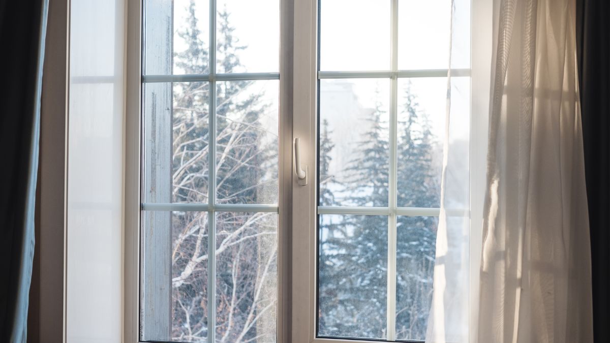 Ventanas cerradas en invierno en una casa. (Getty: Sasin Paraksa)