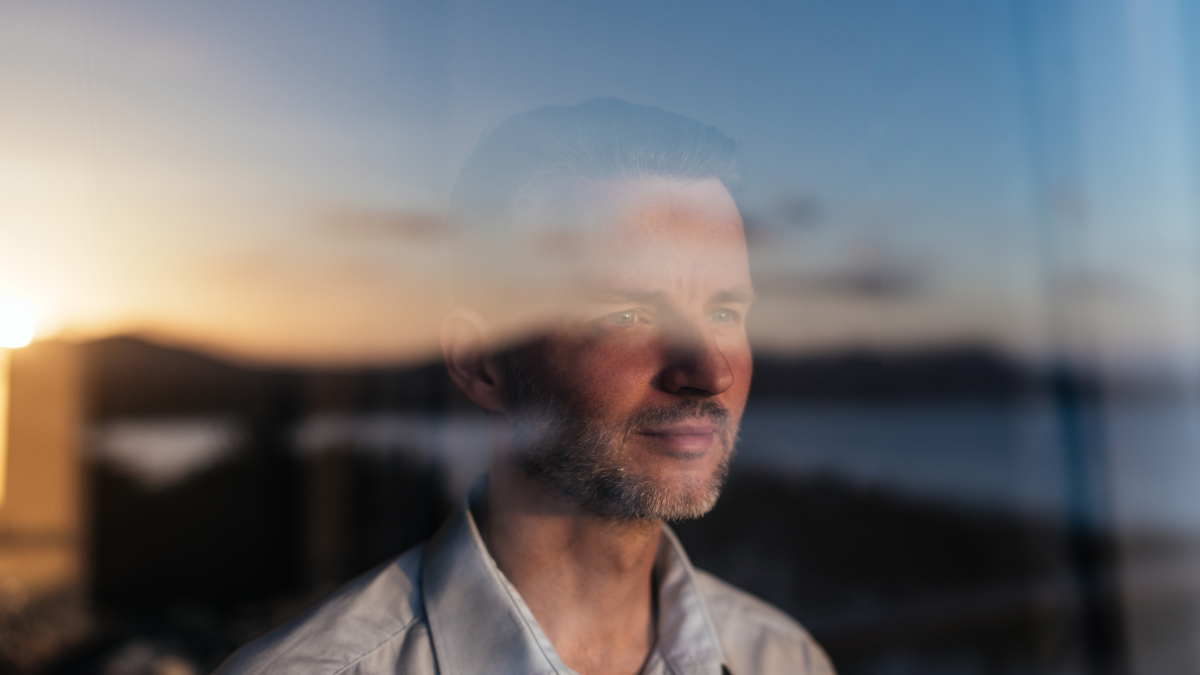 Hombre reflexionando mientras mira el horizonte. (Getty - Guido Mieth) 