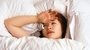 Hipocondríaco persona enferma en la cama salud