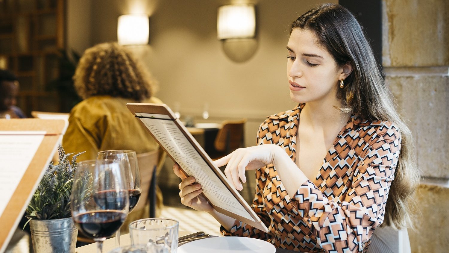 mujer leyendo menú