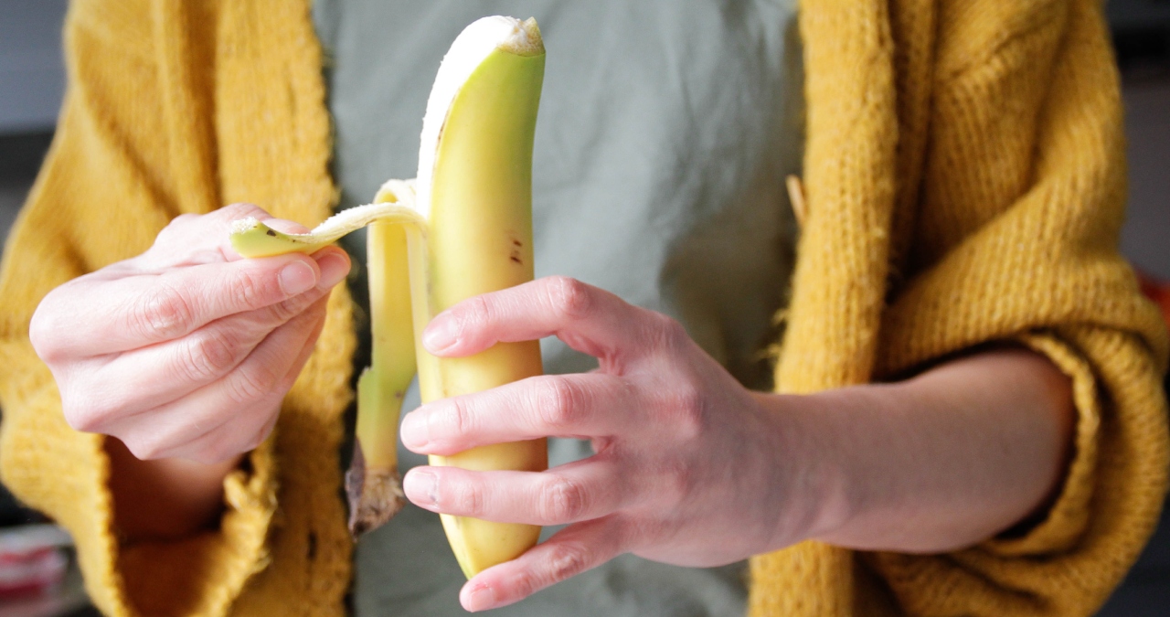 Mujer comiéndose un plátano