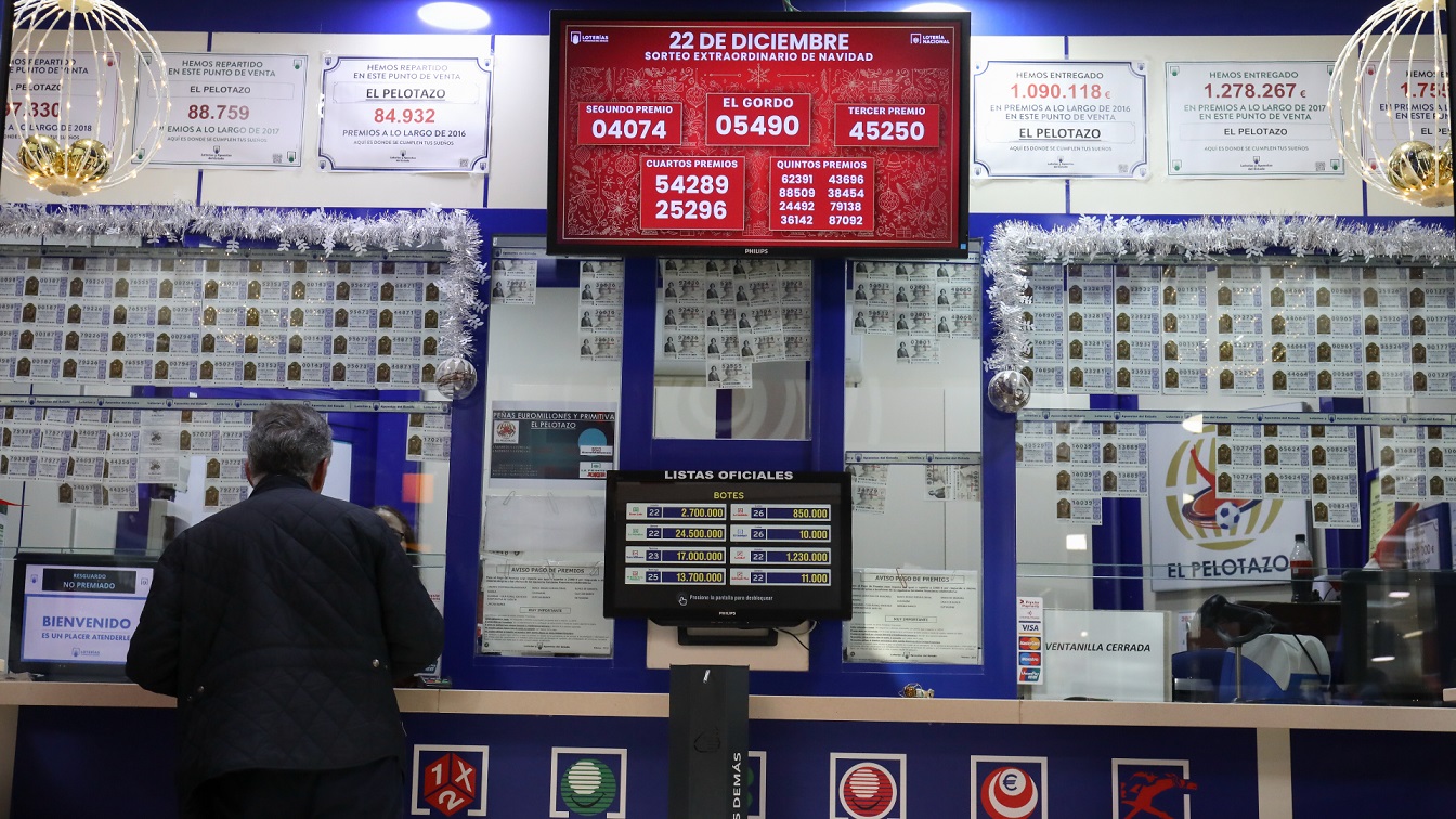 Hombre comprando la lotería de Navidad
