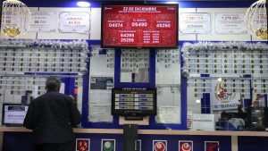 Hombre comprando la lotería de Navidad