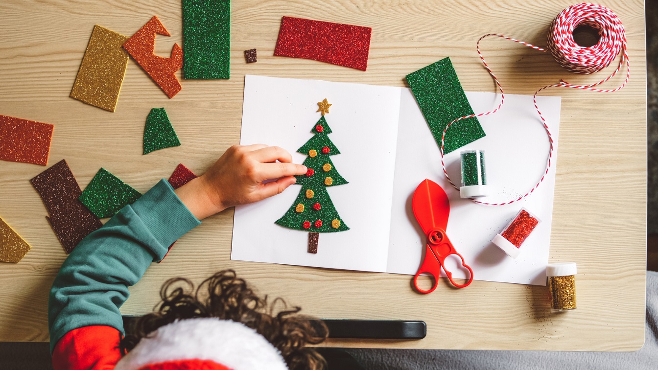 Cómo hacer un sobre con hojas de papel - Tutorial para hacer tarjetas de  regalo de Navidad