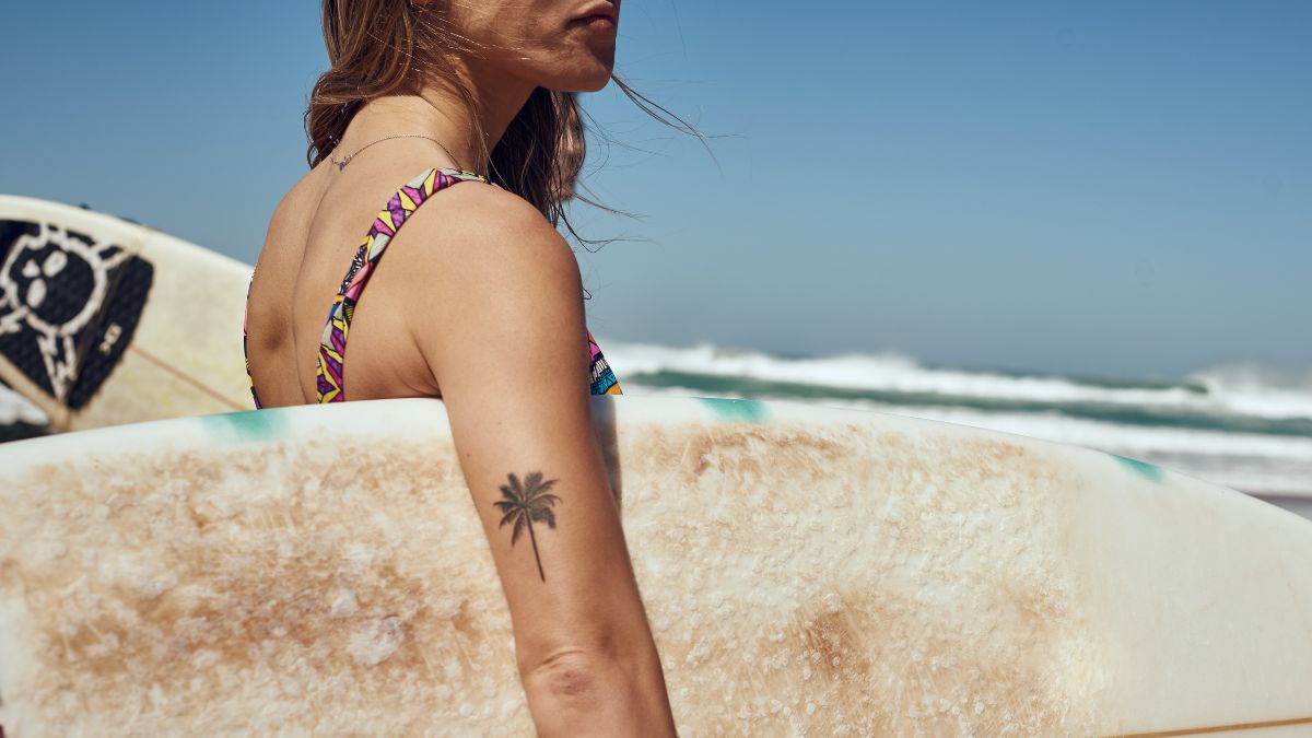 Mujer con un tatuaje en el brazo (Getty - Plume Creative)