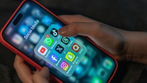 Persona abriendo la aplicación de WhatsApp (Getty - Matt Cardy)