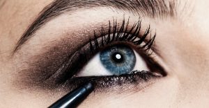 Messy makup, la tendencia de 2024 en maquillaje.