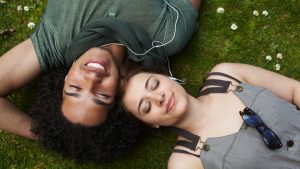 una pareja escuchando música