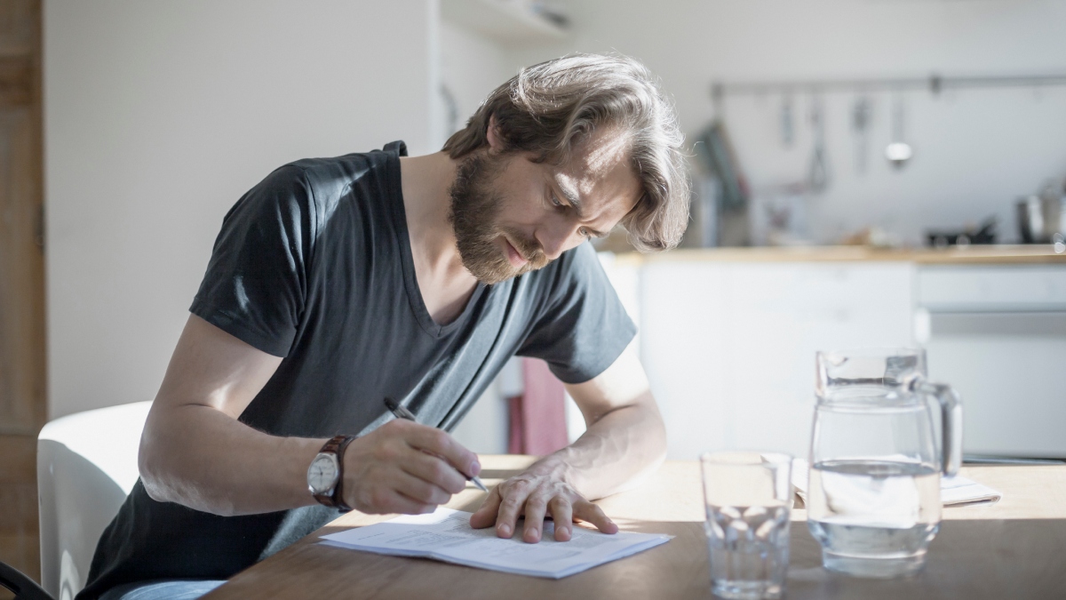 Persona firmando papeles
