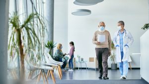 Las mascarillas en centros de salud tripandemia