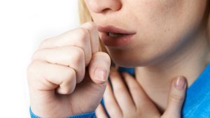 Mujer tosiendo (Getty - Highwaystarz)