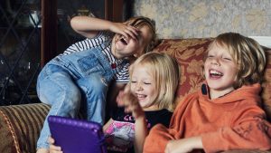 Niños riéndose (Getty - Sally Anscombe)