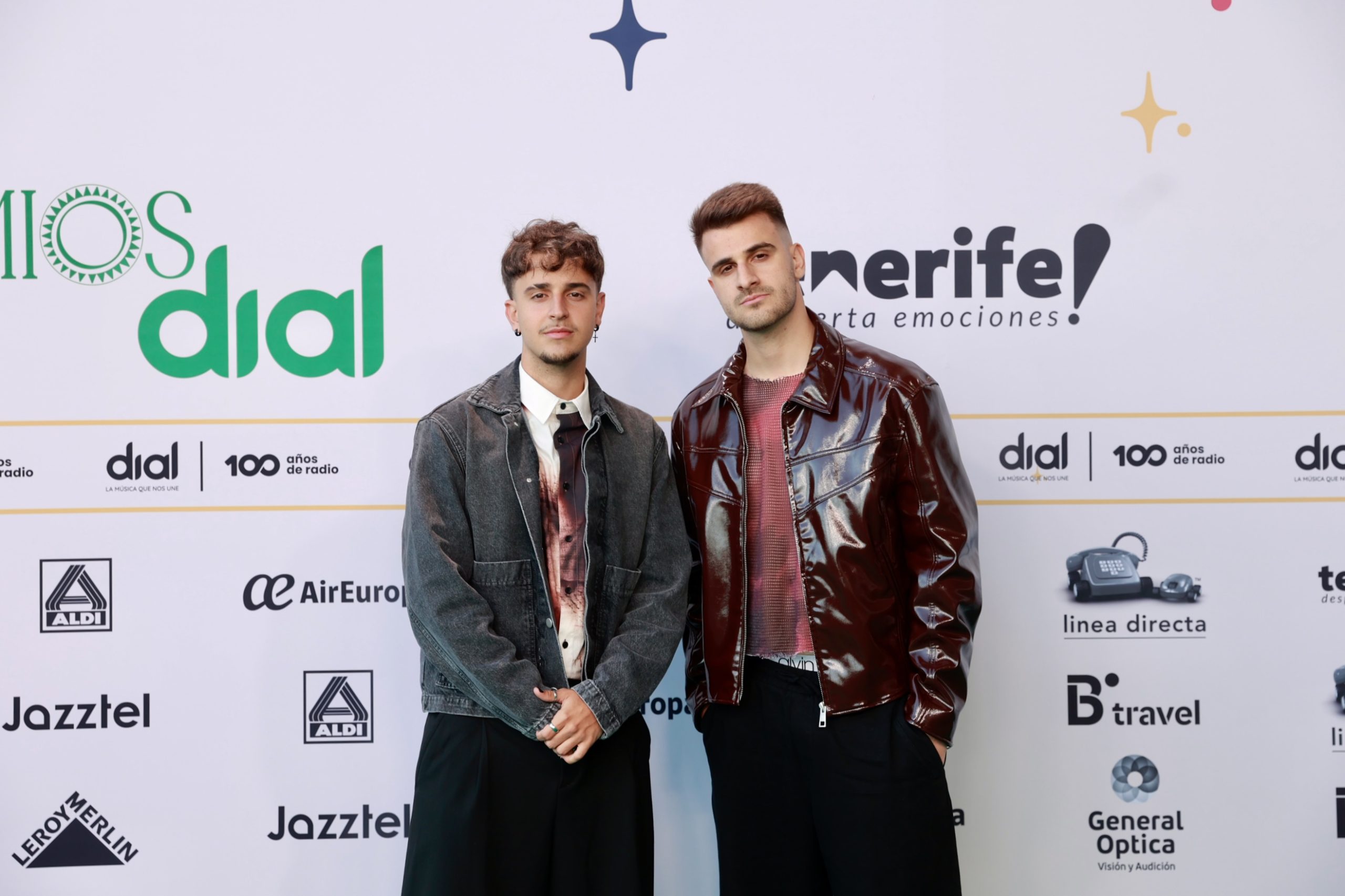 Adexe y Nau en la alfombra verde de Premios Dial Tenerife