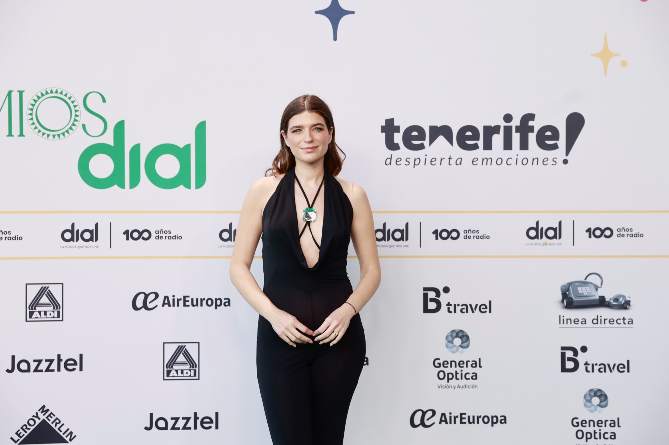 La tiktoker Raquel Martínez Castro @bonbonreich en la alfombra verde de Premios Dial Tenerife
