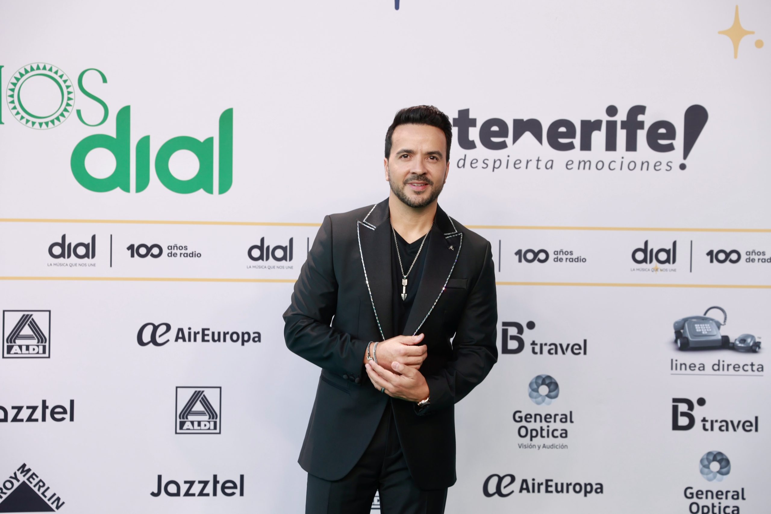 Luis Fonsi en la alfombra verde de Premios Dial Tenerife