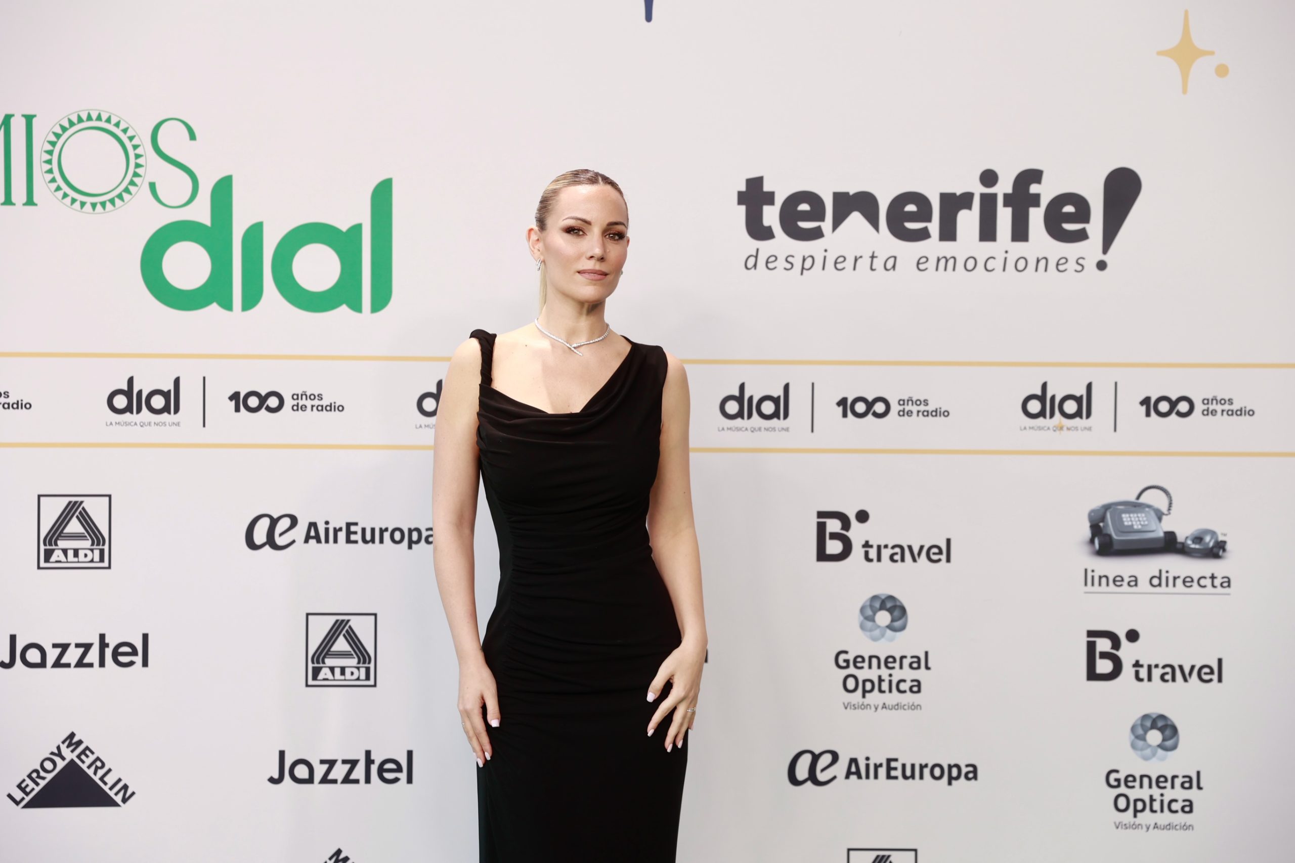 Edurne en la alfombra verde de Premios Dial Tenerife
