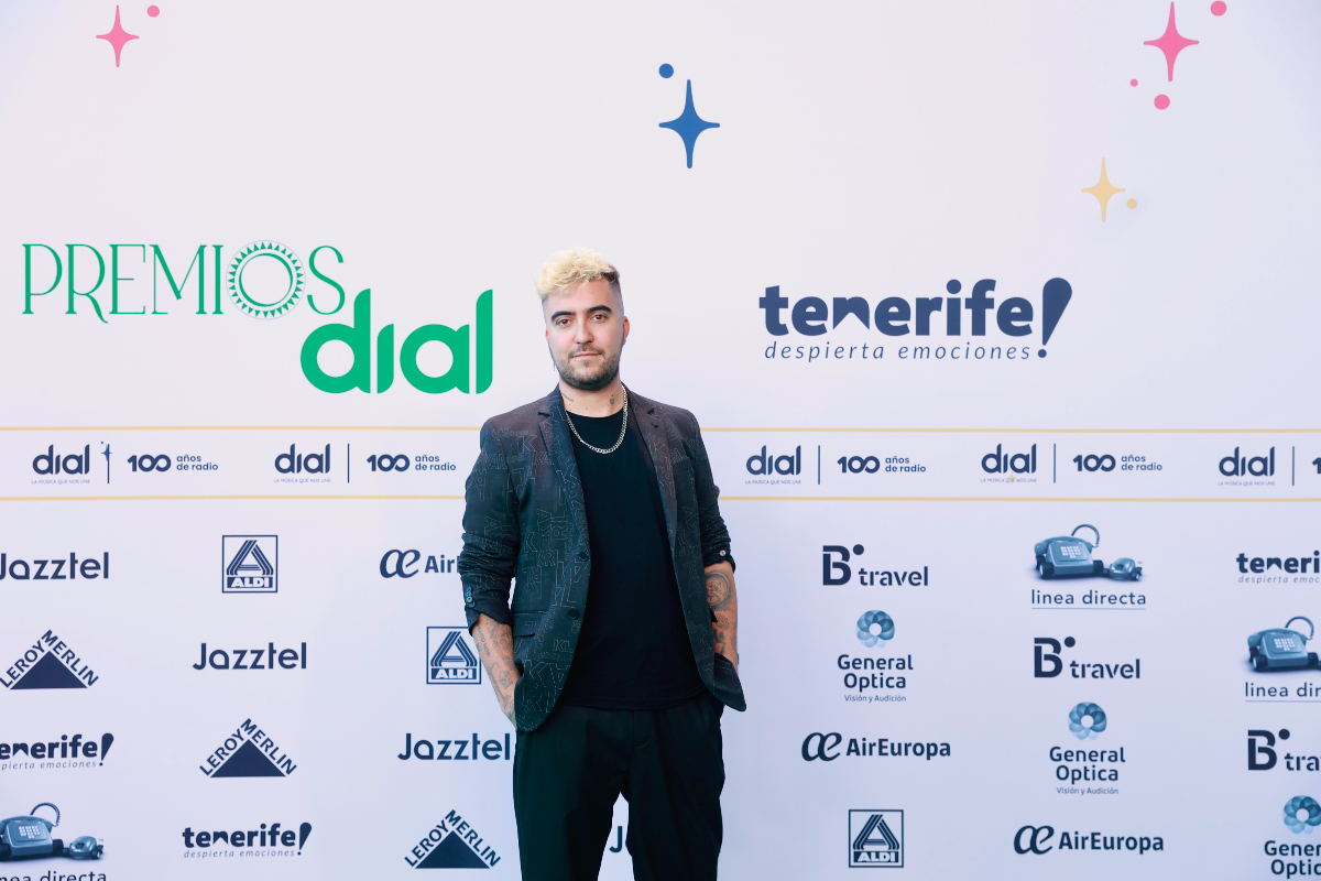 Beret en la alfombra verde de Premios Dial Tenerife
