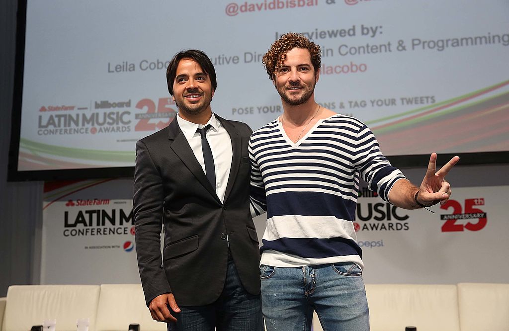 David Bisbal y Luis Fonsi en una conferencia por el 25 aniversario de los Billboard Latin Music