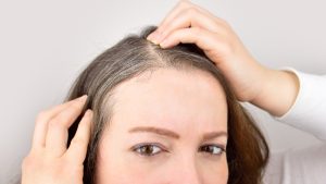 Chica enseñando canas