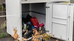 Contenedor blanco de ropa