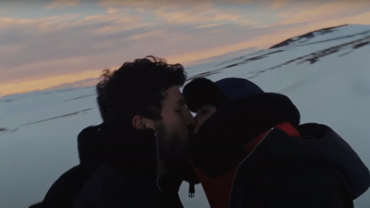 Aitana y Sebastián Yatra en el videoclip de 'Akureyri'