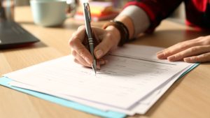 Persona rellenado papeles