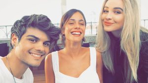 Sabrina Carpenter con Tini y Abraham Mateo
