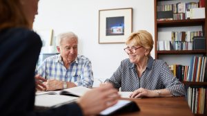 Dos personas mayores haciendo la Declaración de la Renta
