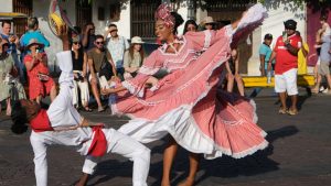 Dos jóvenes bailando cumbia // Getty