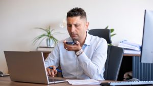 Persona grabando una conversación