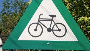 Señales tráfico borde verde