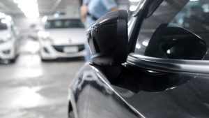 El truco de los retrovisores para aparcar tu coche que la DGT desaconseja estafa