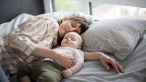 Bebé durmiendo con su madre