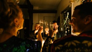 Personas brindando por Año Nuevo
