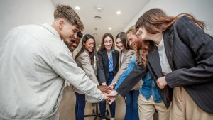 Equipo joven laboral celebrando una victoria